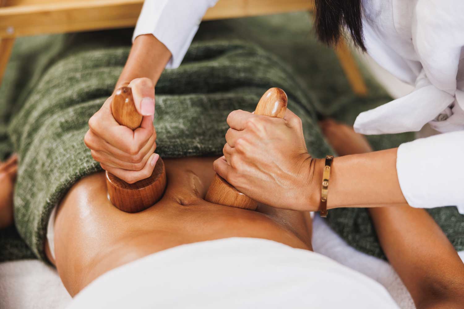 Inicio 9 maderotherapy massage with wooden cup in a spa cen PHFSKTJ